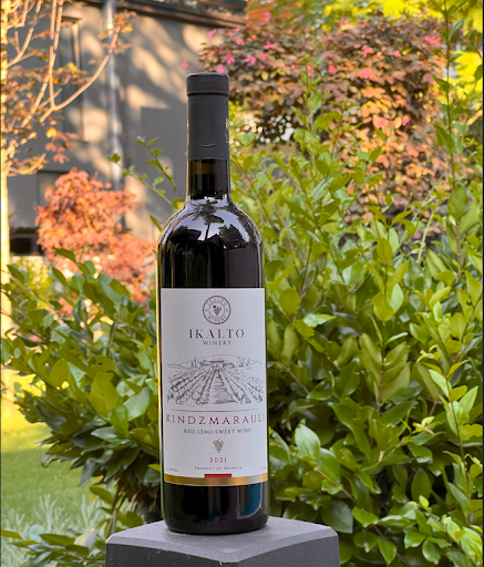 Bouteille et verre de Kindzmarauli, vin rouge demi-sec géorgien