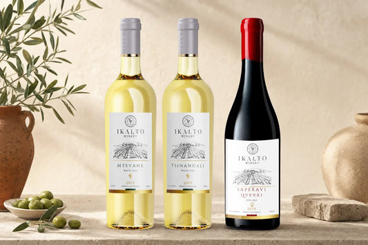 Mtsvane 2022 – Vin Blanc Sec, Tsinandali 2023 – Vin Blanc Sec, Saperavi Qvevri 2019 – Vin Rouge Sec, présentés fidèlement dans une composition éditoriale horizontale sobre pour l’article « Quel vin choisir chez Lilesia entre Tsinandali et Saperavi »