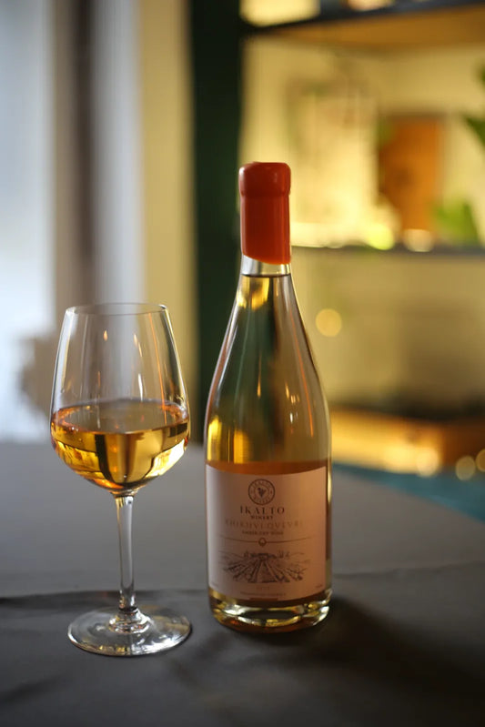 Vin orange géorgien servi dans un verre, à la robe ambrée