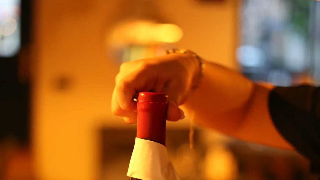 Service d'un verre de vin rouge géorgien lors d'une dégustation
